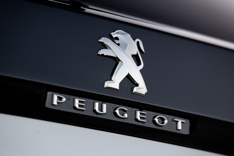 Логотип Peugeot 3008 GT HYBRID4 2019 года  (WW) (фото 20 из 40)